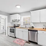 Pet Friendly & Great Outdoor Space Close To Downtown