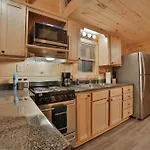 Jake Cabin Luxury Hot Tub Cabin Near Downtown