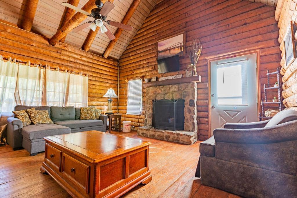 Holiday home Authentic Log Cabin Mins From Chatts Best Sites
