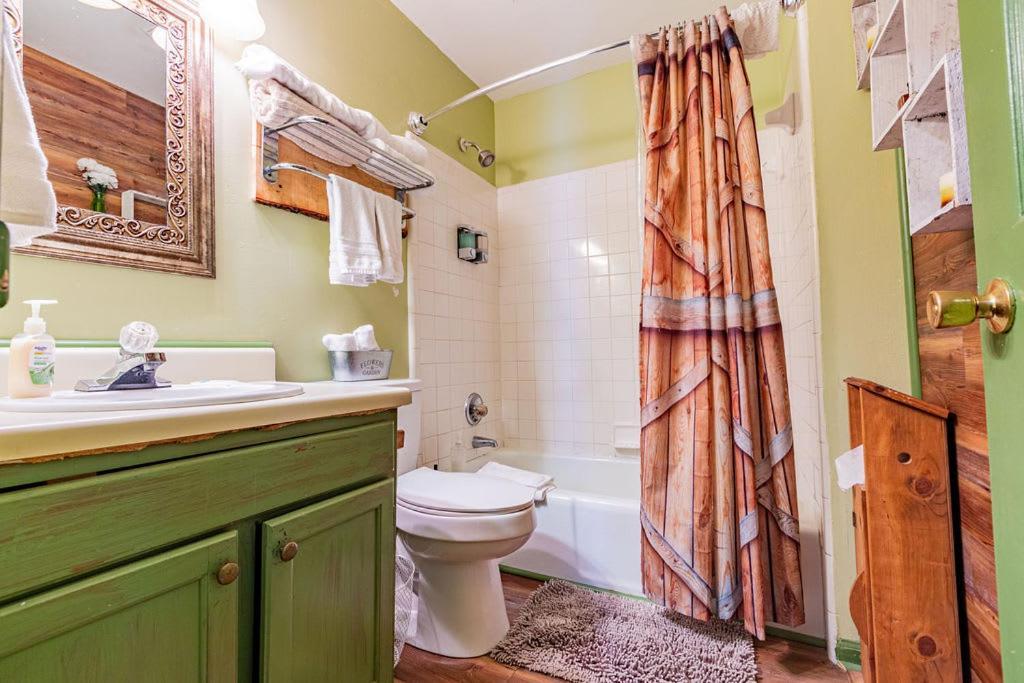 Holiday home Authentic Log Cabin Mins From Chatts Best Sites