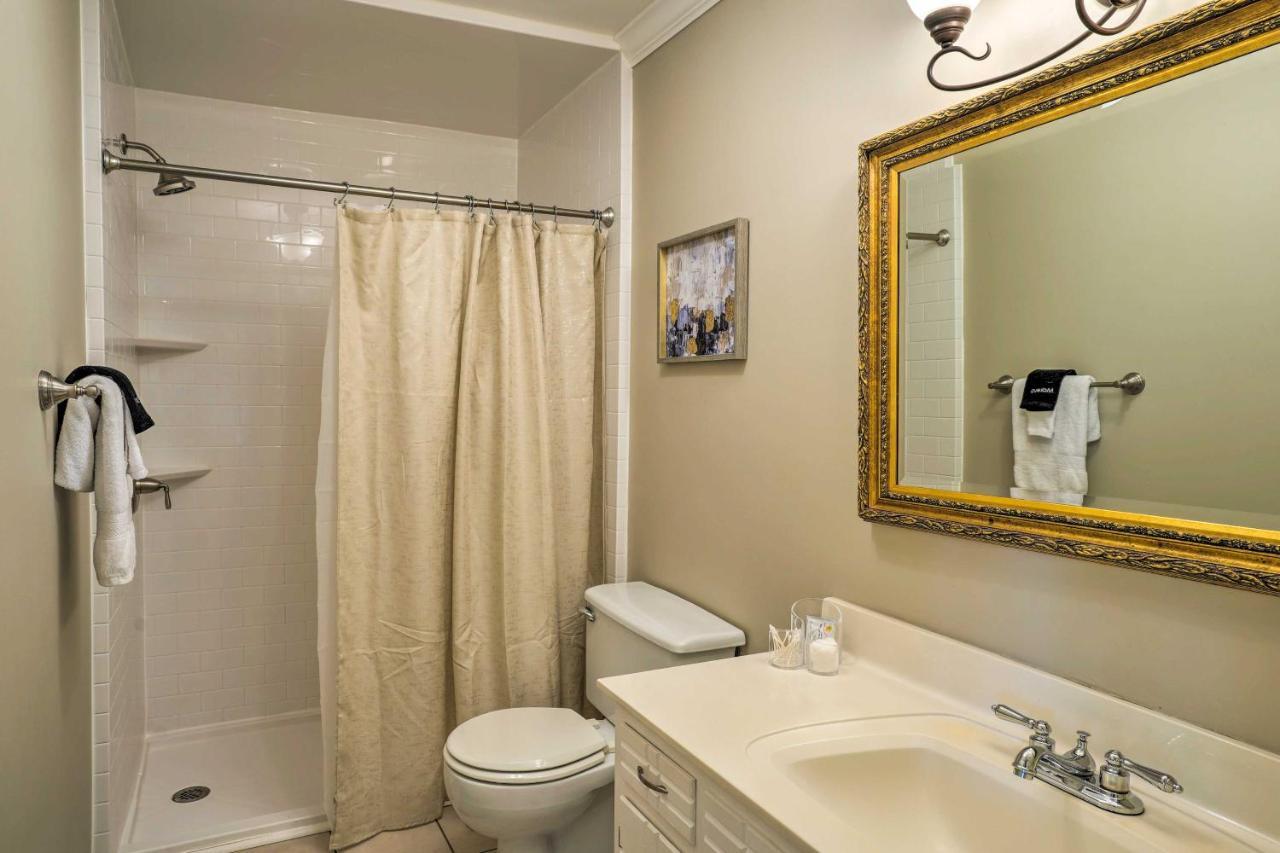 Holiday home Charming With Downtown Views!