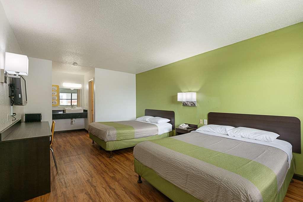 Hotel 6 East 2*