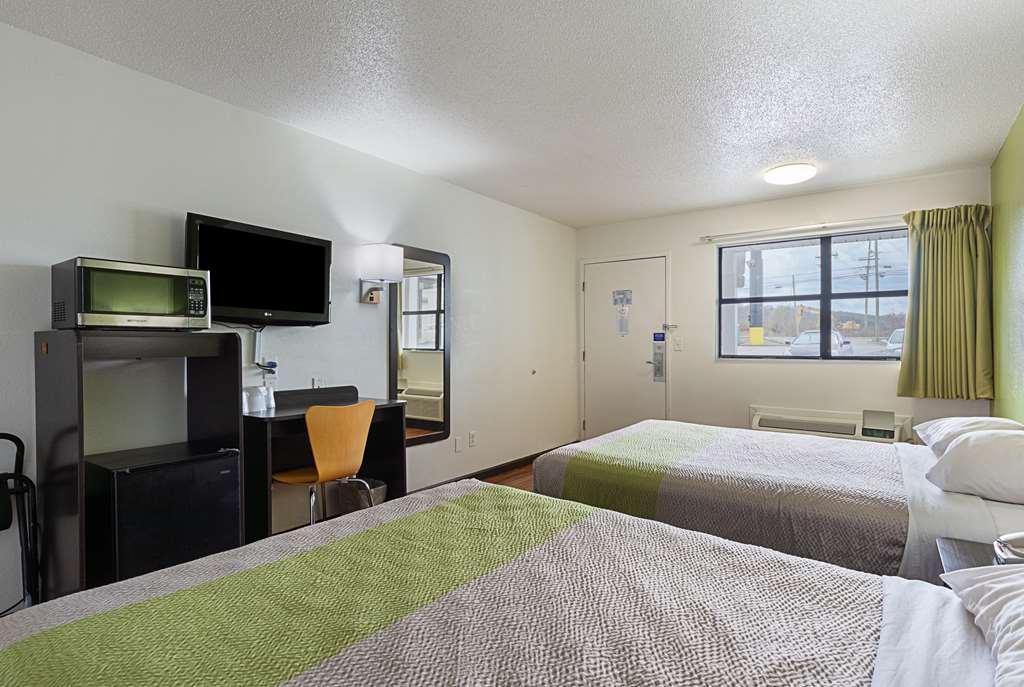 6 East Hotel 2*