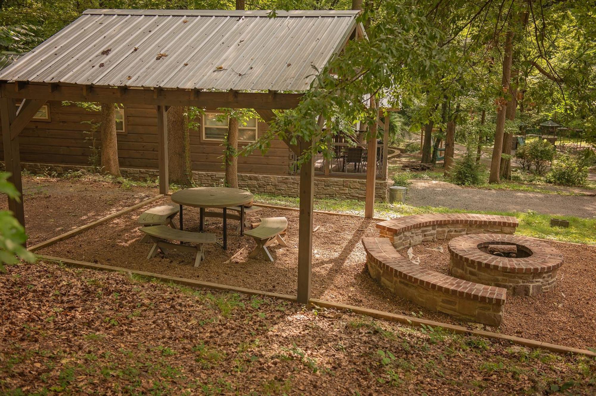 Meg Tiny Rustic Comfort On Lookout Mtn Holiday home *
