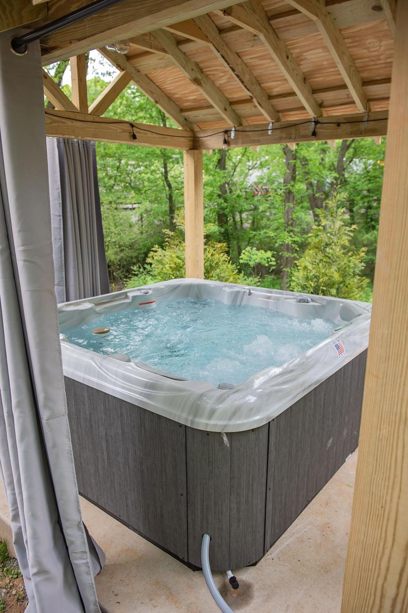 Jake Luxury Hot Tub Near Downtown Holiday home