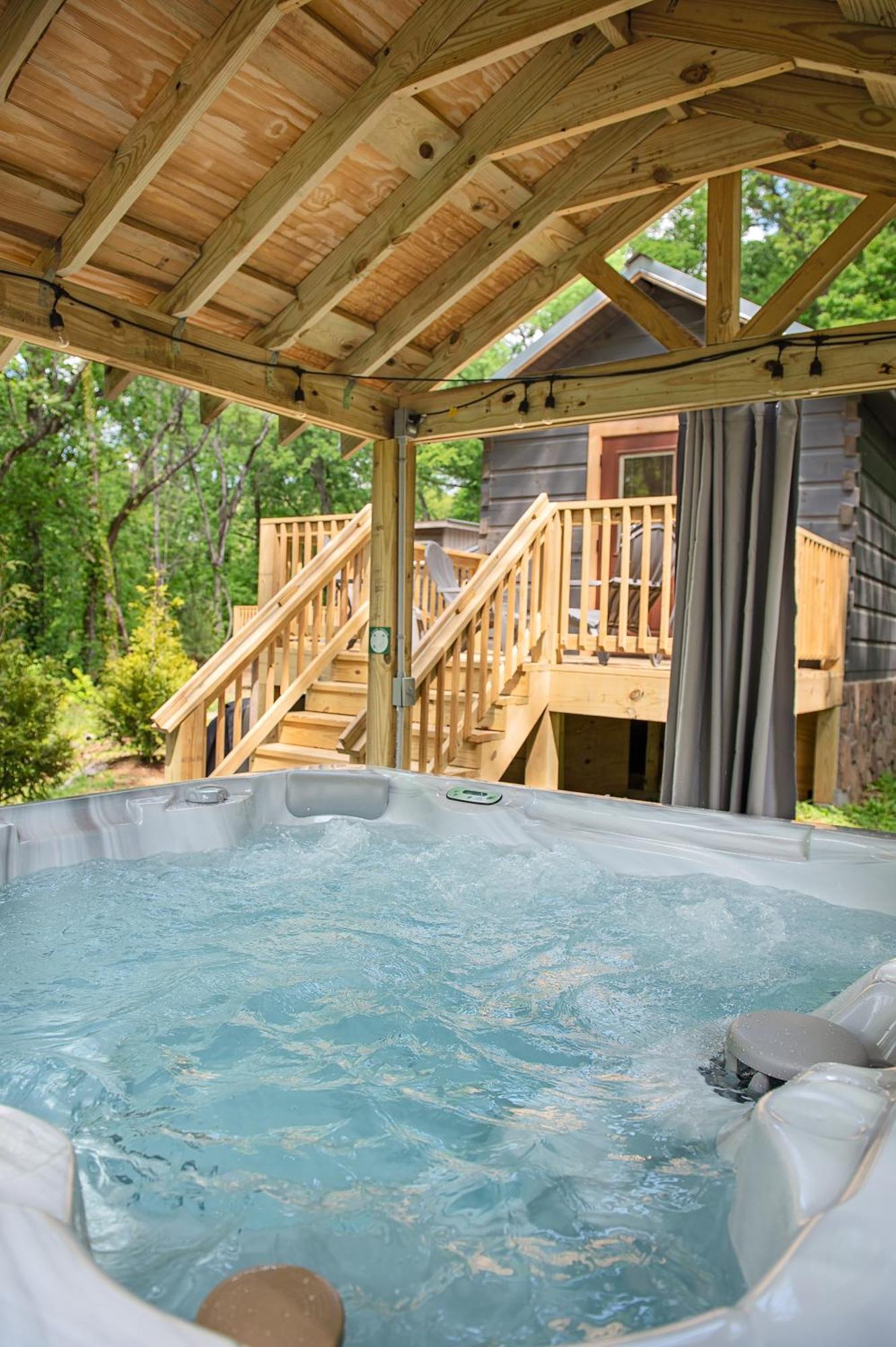 Jake Luxury Hot Tub Near Downtown