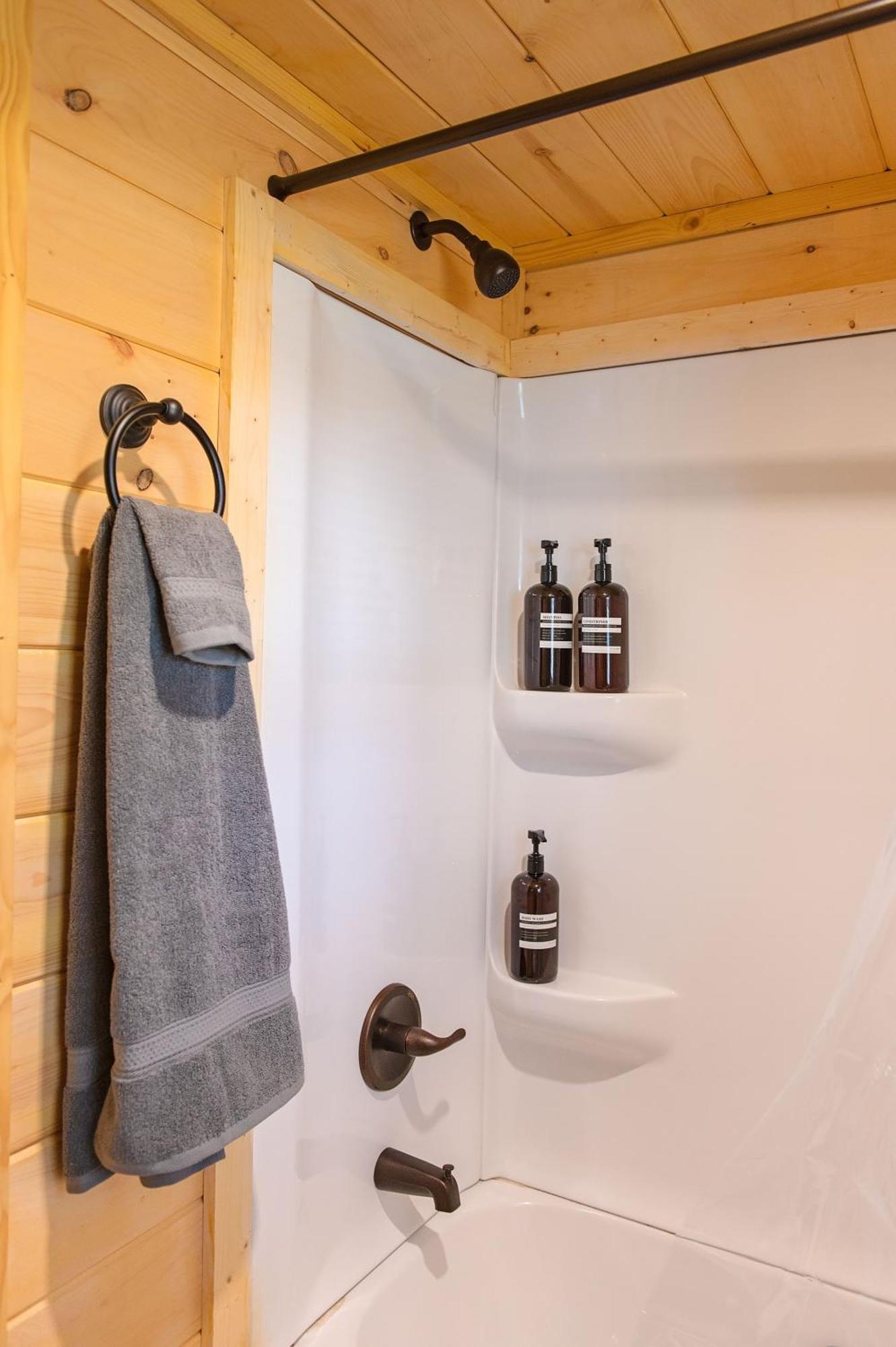 Jake Luxury Hot Tub Near Downtown *