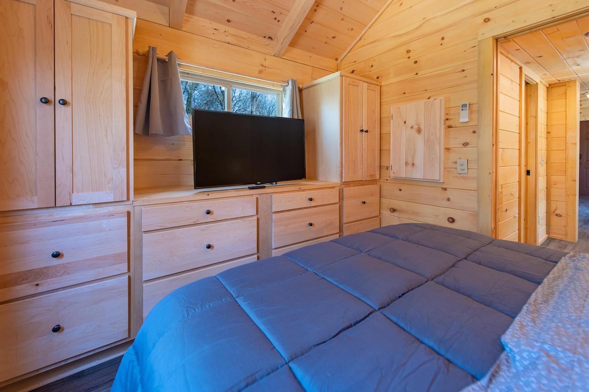 Jake Luxury Hot Tub Near Downtown Holiday home *