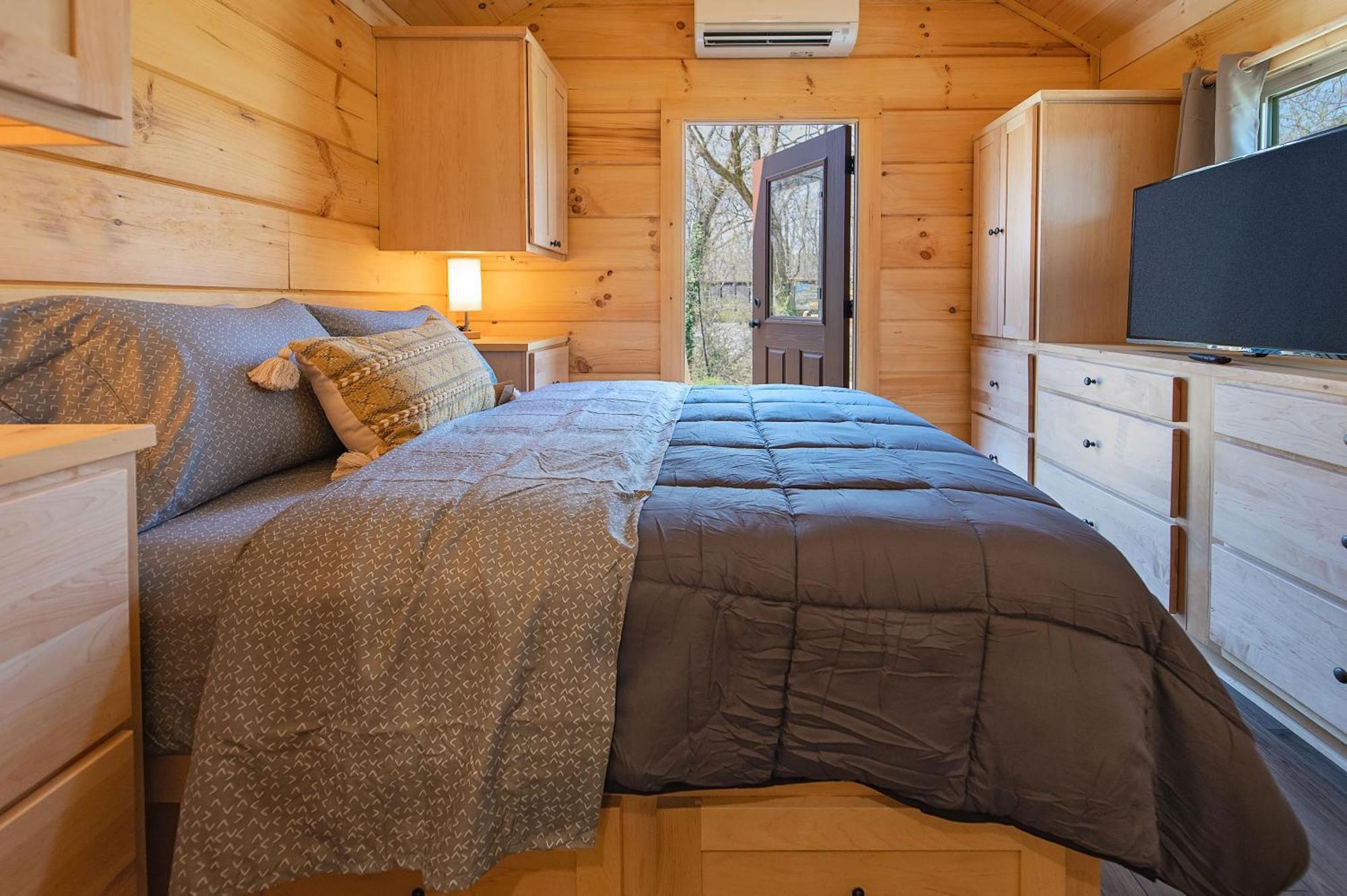 Jake Luxury Hot Tub Near Downtown Holiday home