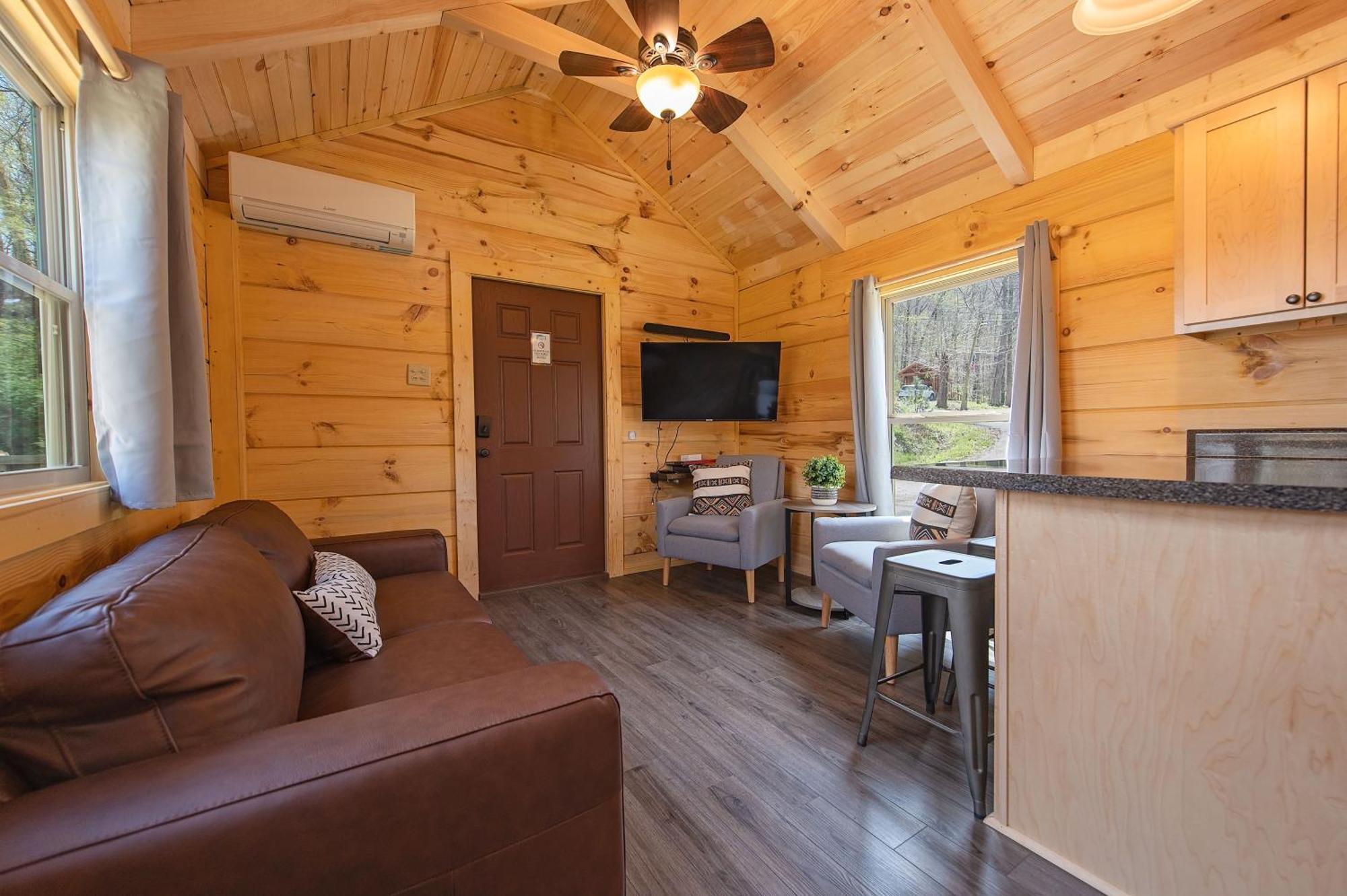 Jake Luxury Hot Tub Near Downtown Holiday home