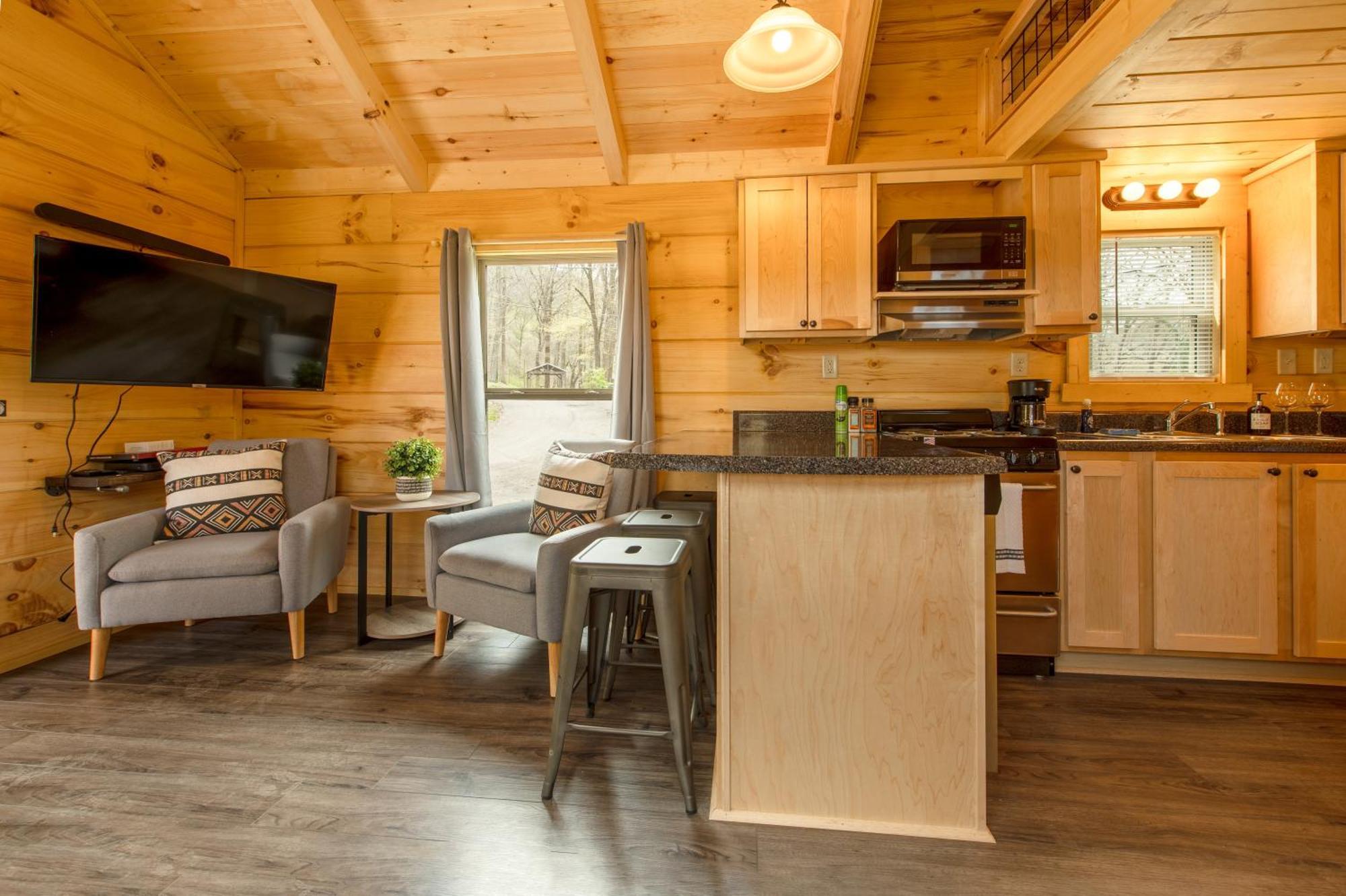 Jake Luxury Hot Tub Near Downtown