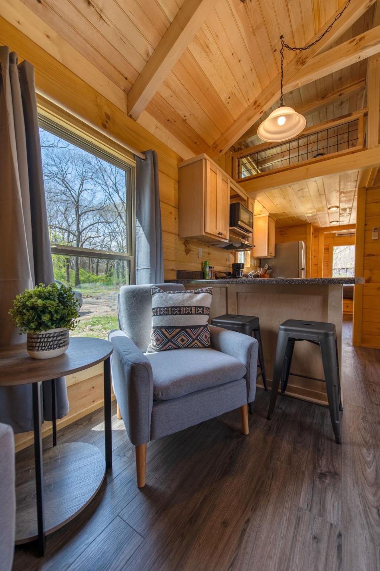 Jake Luxury Hot Tub Near Downtown Holiday home