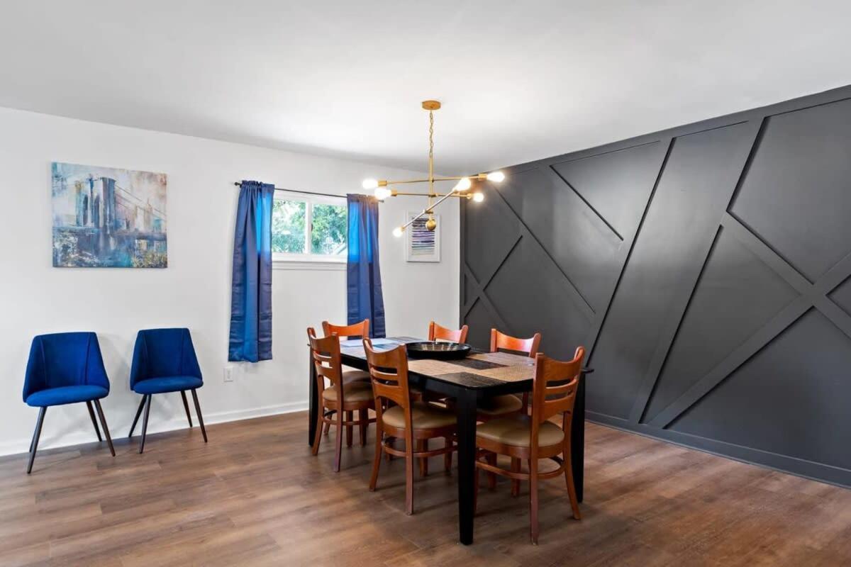 Elegant In Noir- Midcentury Modern Vibes Holiday home Chattanooga
