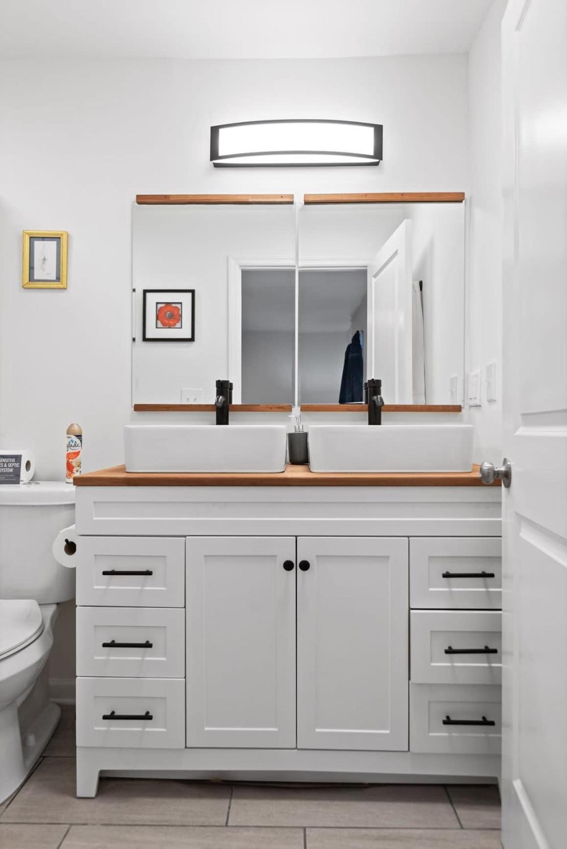 Elegant In Noir- Midcentury Modern Vibes Holiday home Chattanooga