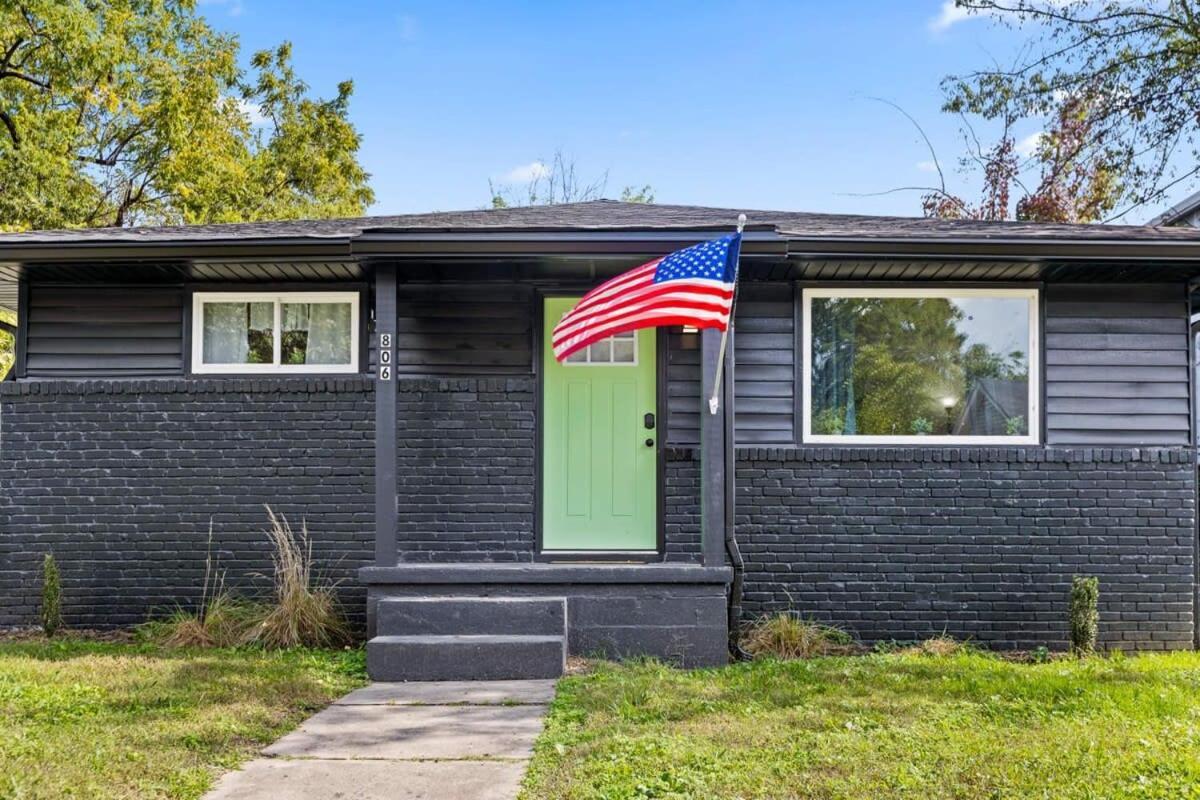 Elegant In Noir- Midcentury Modern Vibes Holiday home Chattanooga