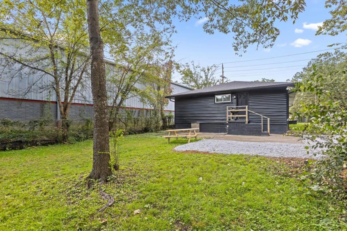 Elegant In Noir- Midcentury Modern Vibes Holiday home *