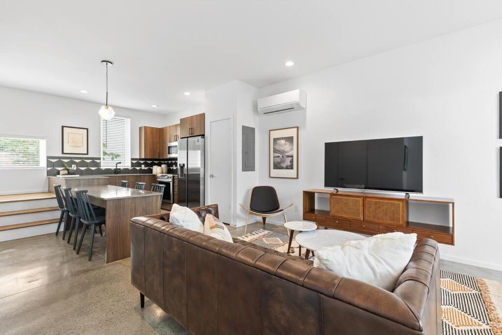 South Side Modern - Downtown Living - Amazing Location Holiday home *