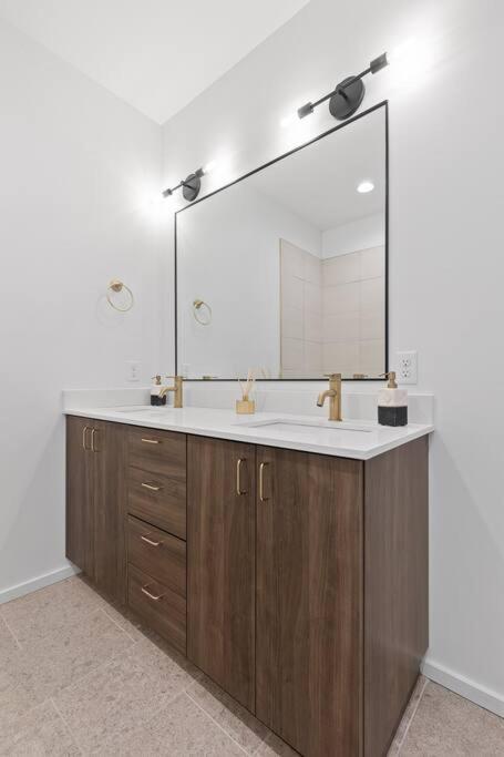South Side Modern - Downtown Living - Amazing Location