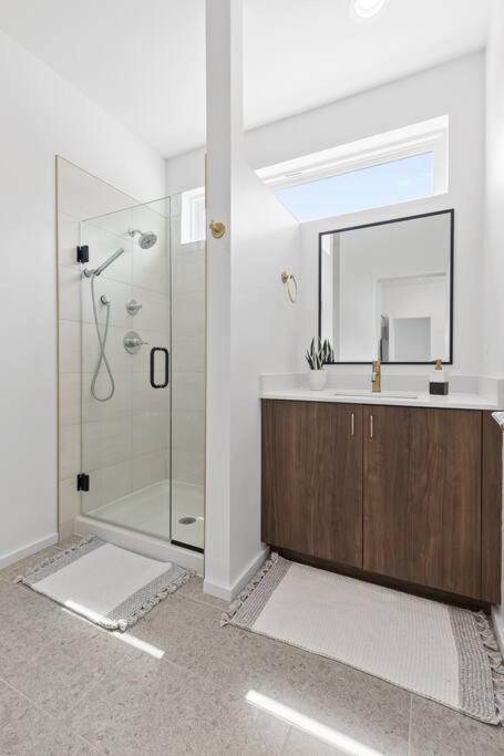 South Side Modern - Downtown Living - Amazing Location Holiday home