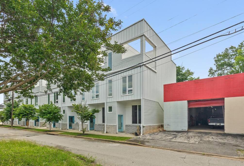 South Side Modern - Downtown Living - Amazing Location Holiday home
