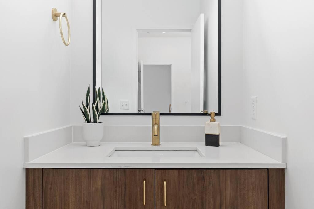 South Side Modern - Downtown Living - Amazing Location