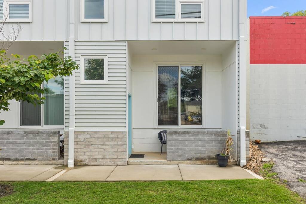 South Side Modern - Downtown Living - Amazing Location Holiday home