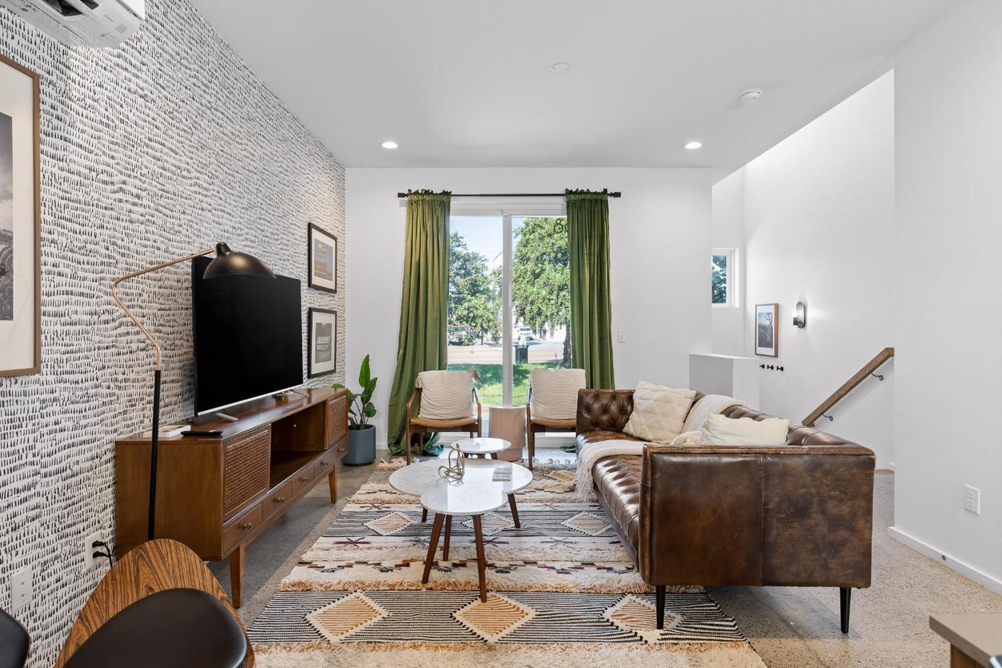 South Side Modern - Downtown Living - Amazing Location Holiday home