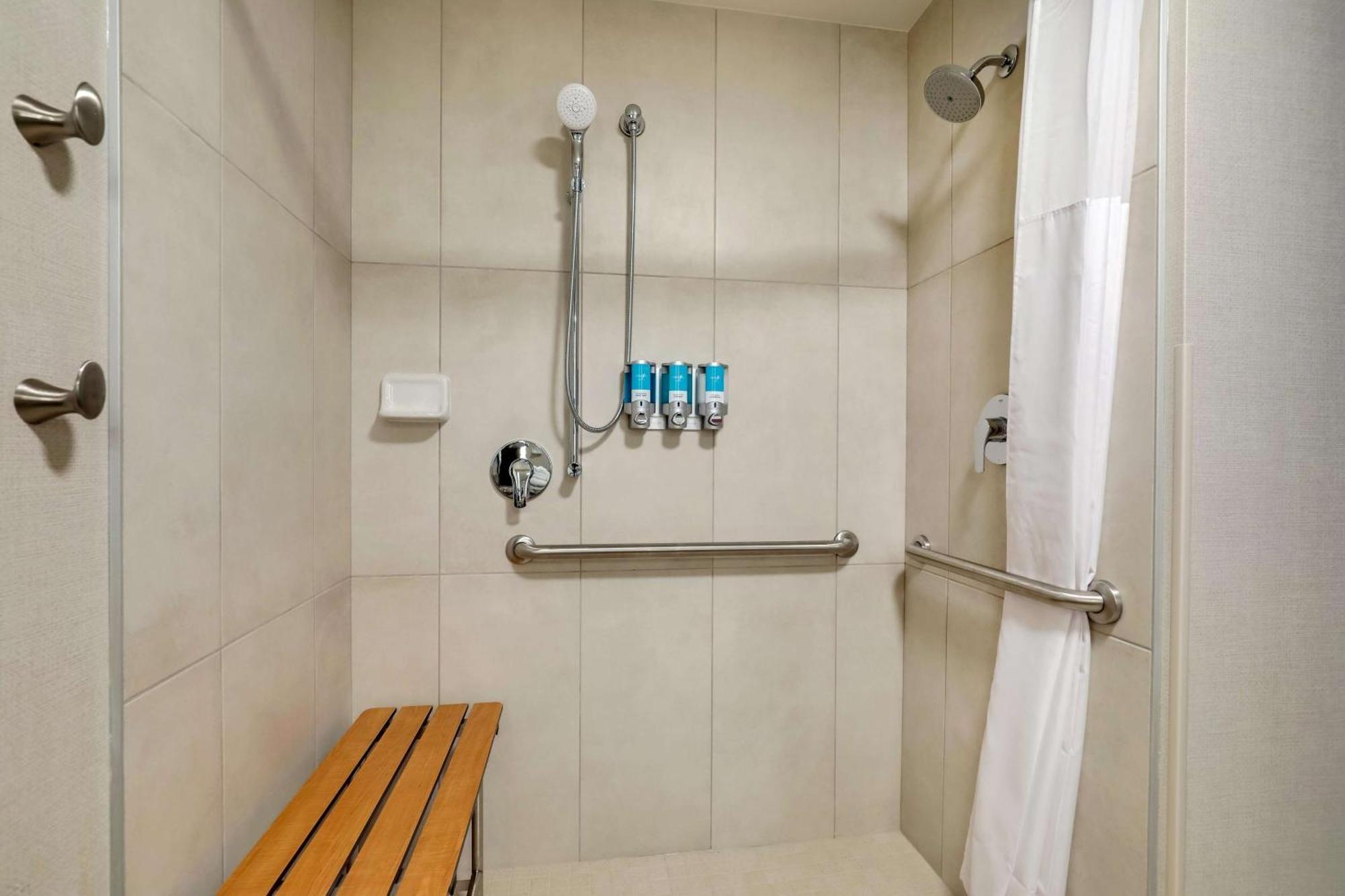 Drury Plaza Hamilton Place Hotel 3*