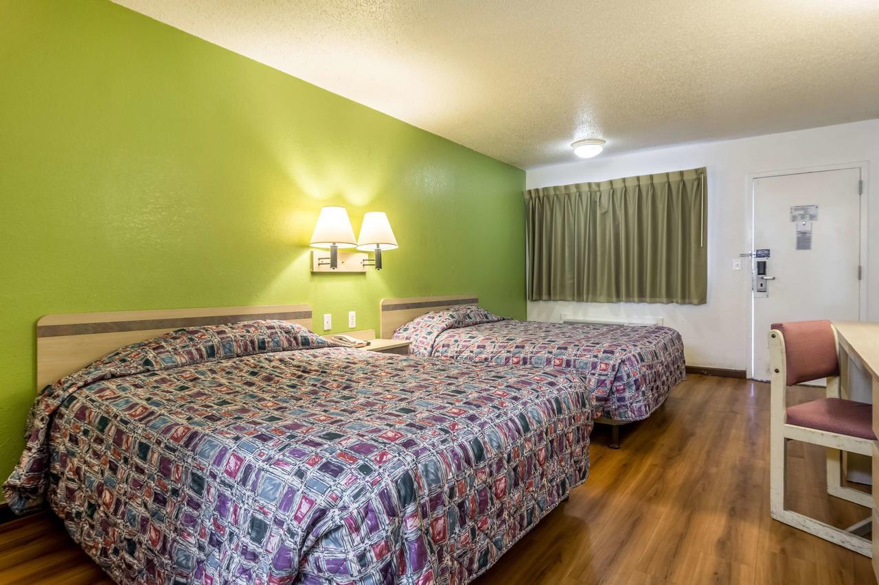 6 East Hotel 2*