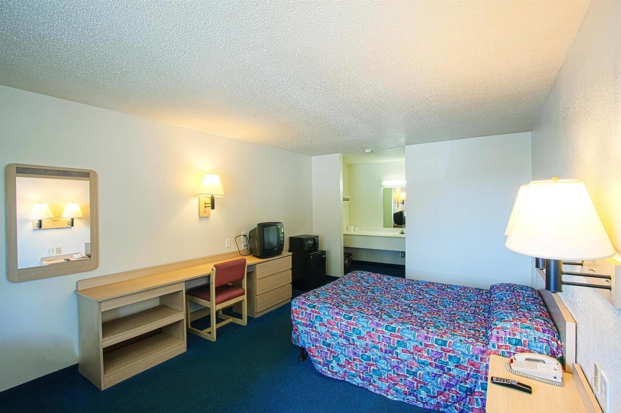 Hotel 6 East 2*