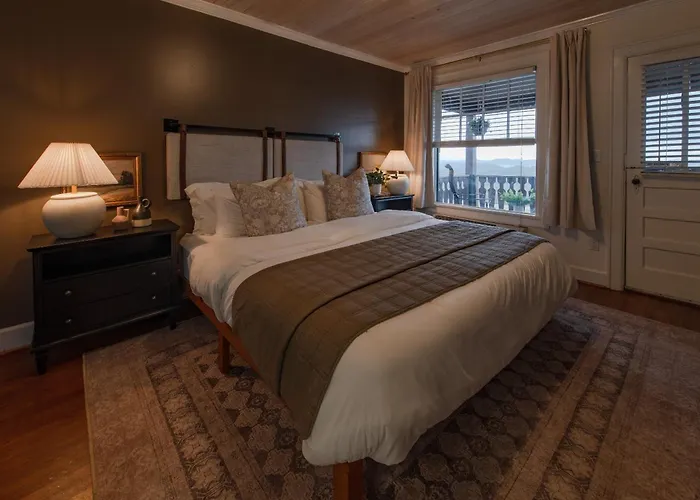 Historic Riverview Inn Five